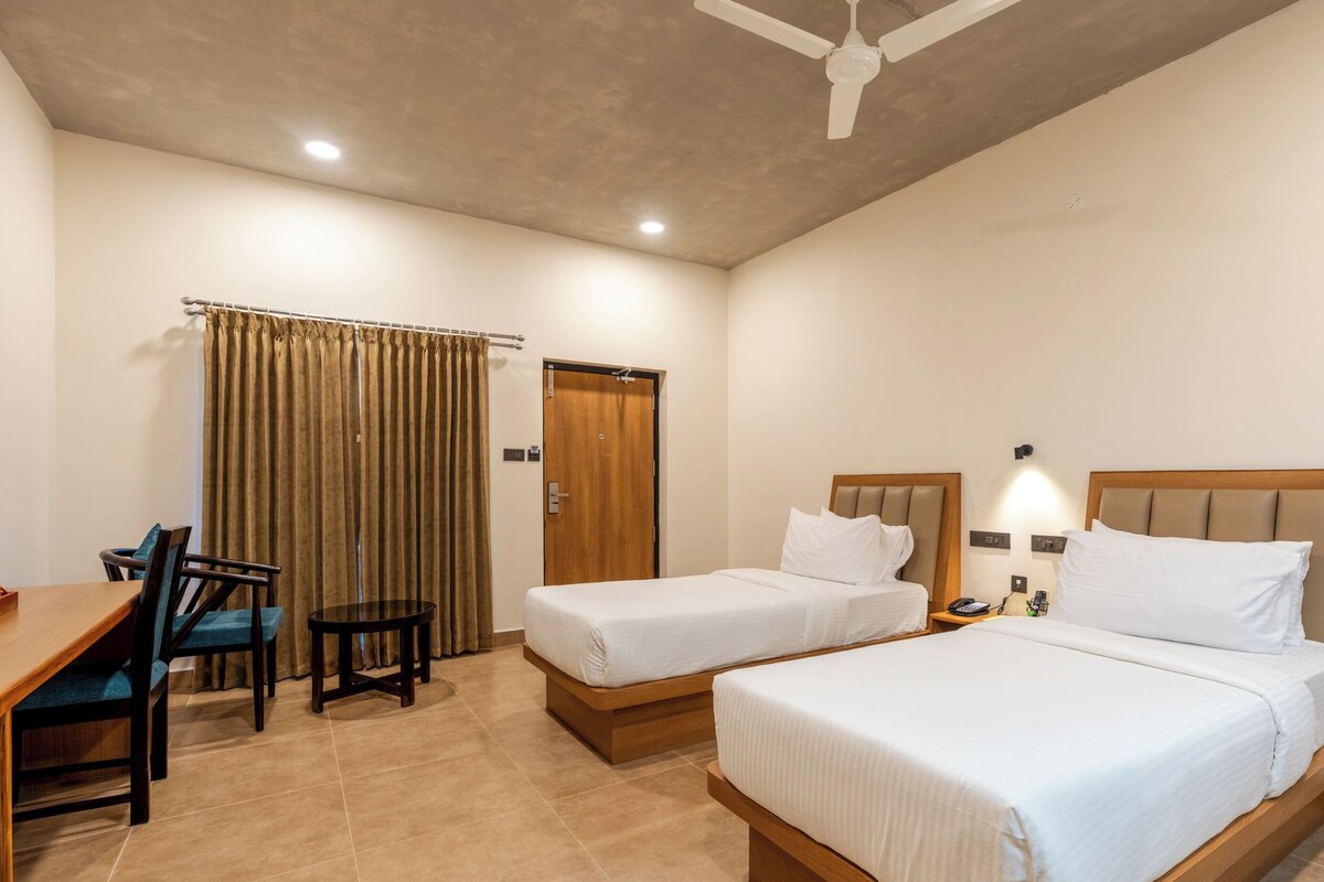 Deluxe Twin Room | In-room safe, desk, laptop workspace, iron/ironing board (on request)