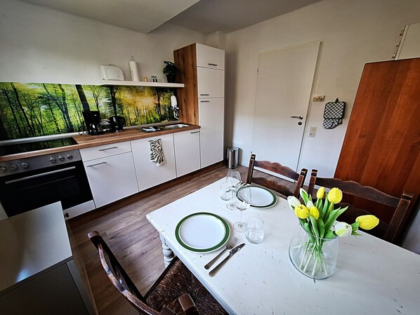 Kühlschrank, Mikrowelle, Ofen, Herdplatte