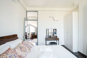 A bedroom with a bed, a dresser, a mirror, and a wardrobe. - Piazza Statuto Terrace (Torino)