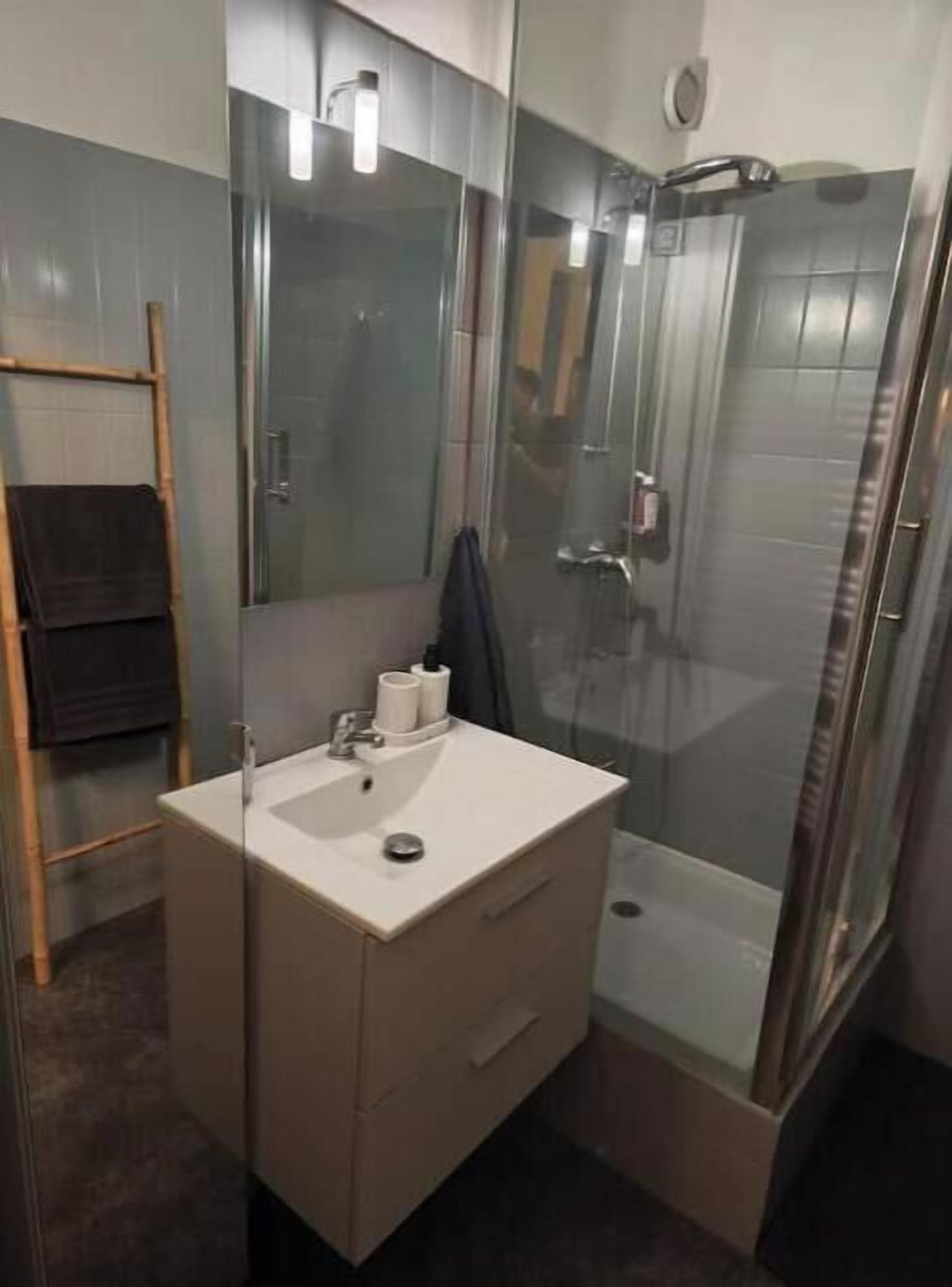 Douche, sèche-cheveux, serviettes fournies, savon