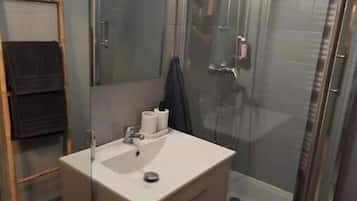 Douche, sèche-cheveux, serviettes fournies, savon