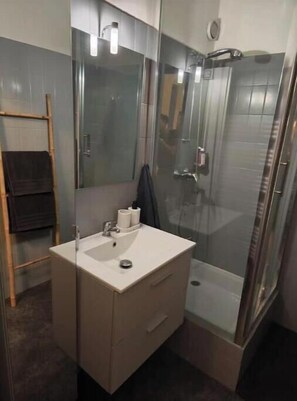 Shower, hair dryer, towels, soap - The Mountain Retreat (Turckheim)
