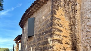A stone building with a door and a window, surrounded by a gravel path. - La Valette Boutique - La Maison (Sanilhac-Sagriès)