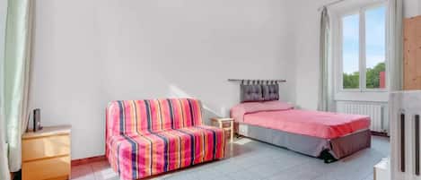 2 bedrooms, iron/ironing board, Internet, bed sheets