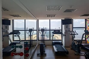 Deluxe-Apartment, Balkon, Strandblick | Fitnessbereich