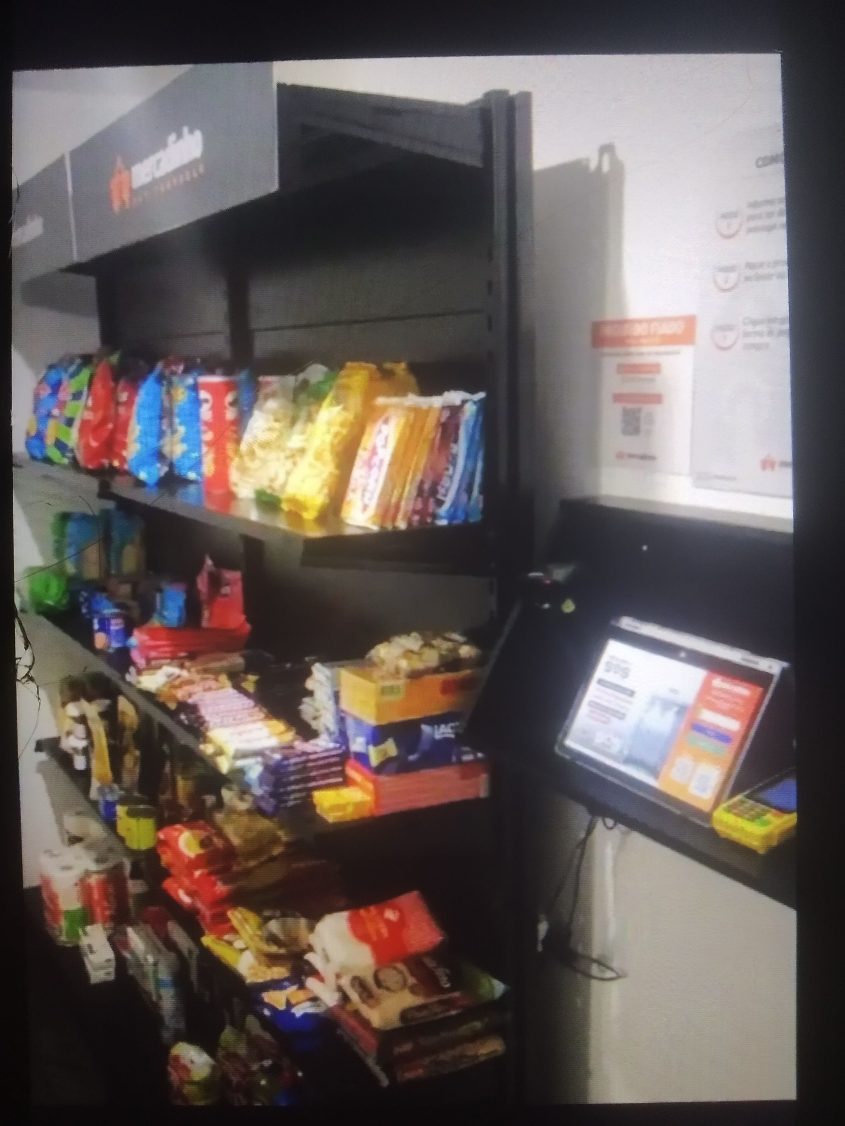 Ein Verkaufsautomat mit Snacks und einem Bezahlsystem.