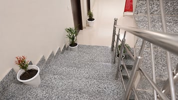 Una escalera con barandillas de metal y plantas en macetas.