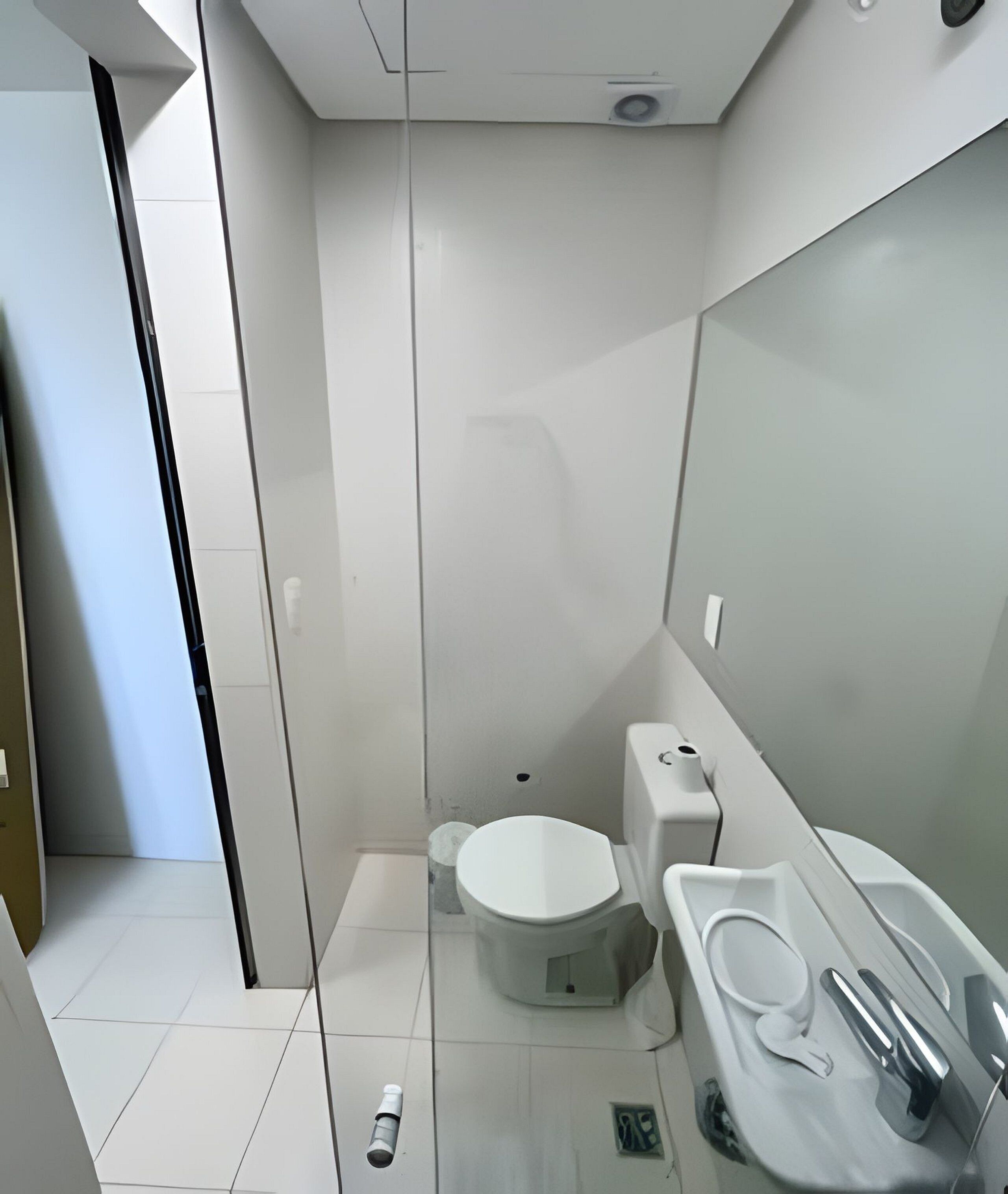 Un baño moderno con inodoro, bidé y lavamanos.