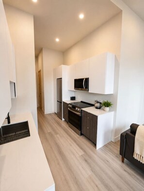 Private kitchen - Boutique Suite in Historic Downtown Renfrew (Renfrew)
