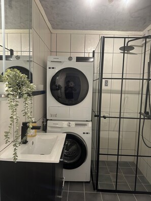 Shower, towels, soap, toilet paper - Vrbo Property (Bergen)