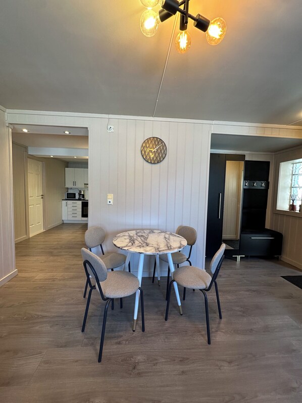 Dining - Vrbo Property (Bergen)