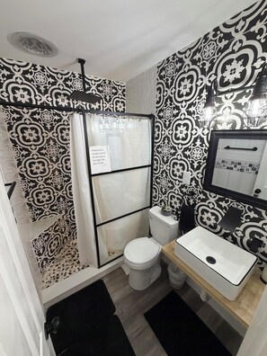 Bathroom - Romantic retreat/best fishing in central Fl. Close to springs and the villages (Lake Panasoffkee)