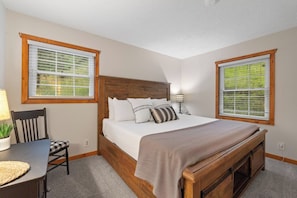 4 bedrooms, desk, WiFi, bed sheets - Stone Throw- Near Creek- Unique- Great Location (Hill City)
