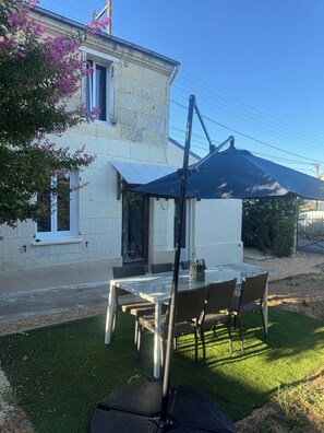 Outdoor dining - Vrbo Property (Saumur)