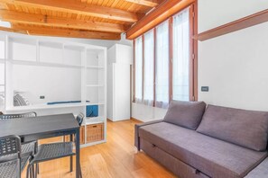 Living area - Vrbo Property (Milano)