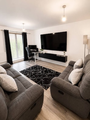 Smart TV - Home In Manchester | Near Etihad, Co-op Live &Manchester City Centre (Manchester)
