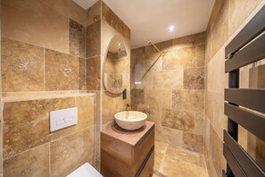Apartment | Badezimmer | Haartrockner, Handtücher, Shampoo