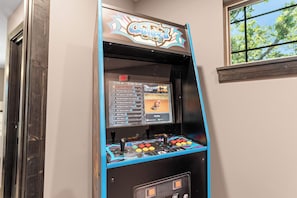 Máquina arcade antigua con pantalla de selección y botones coloridos.