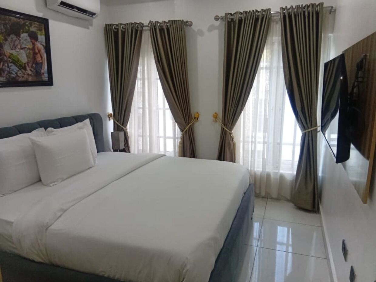 Suite | Desk, laptop workspace, free WiFi