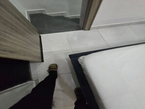 A bedroom with a bed, a window, and a door. - Devon's Villa and Apartments Apo (Abuja)