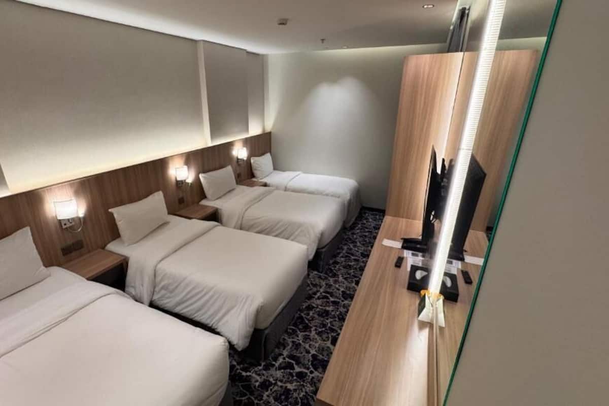 Chambre Quadruple Deluxe, vue ville | Wi-Fi gratuit