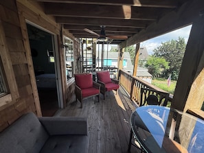 Outdoor dining - Spacious 5-bedroom house in fantastic Ocracoke with AC (Ocracoke)