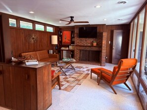 Living area - Mid Century Home, Downtown Springdale with Hot Tub & Fire Pit (Springdale)