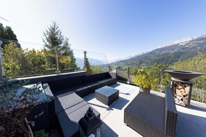 An outdoor seating area with a view of mountains. - Villa moderne avec Jacuzzi - ski - golf (Icogne)