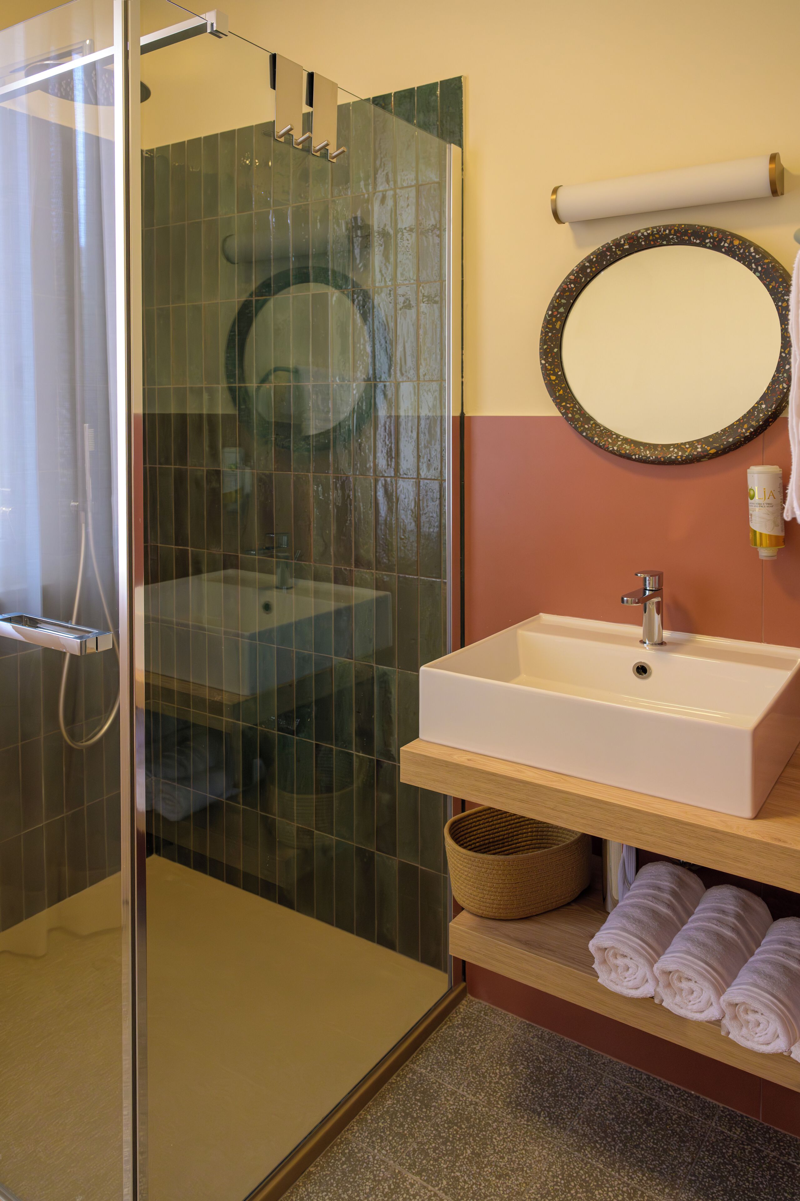 Habitación triple de lujo, vistas a la ciudad | Baño | Ducha, secador de pelo, toallas y jabón