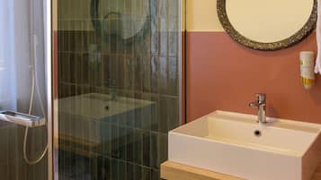 Habitación triple de lujo, vistas a la ciudad | Baño | Ducha, secador de pelo, toallas y jabón