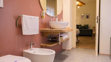 Luxury Quadruple Room | Bathroom | Shower, hair dryer, towels, soap