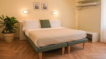 Luxury Triple Room | Desk, laptop workspace, free WiFi