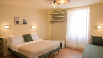 Habitación triple de lujo | Escritorio, espacio para trabajar con un portátil, wifi gratis
