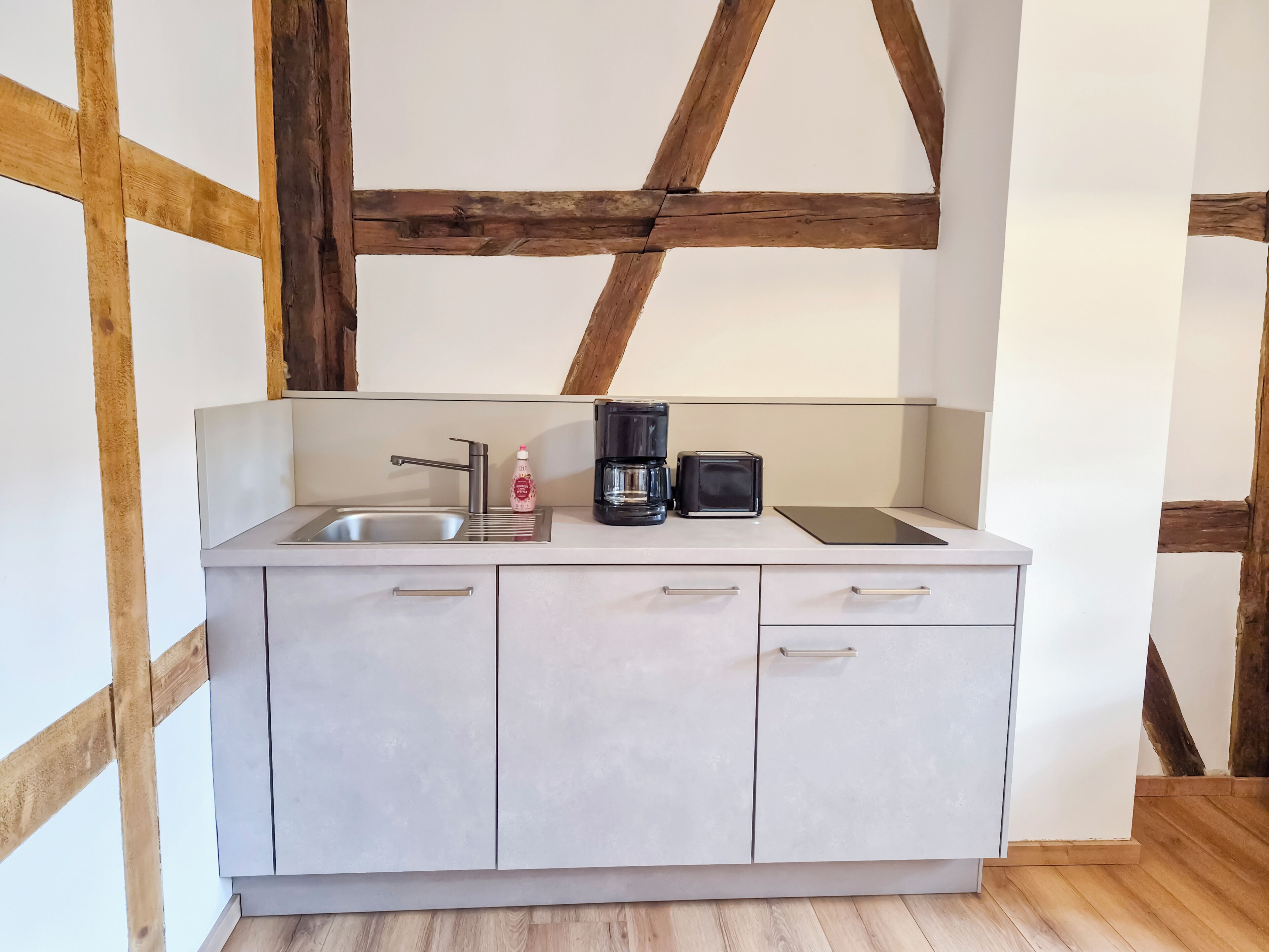 Wasserkocher mit Kaffee-/Teezubehör, Kühlschrank, Herdplatte, Toaster