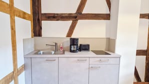 Kaffe- och tebryggare, kylskåp, spishäll och brödrost