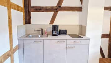 Wasserkocher mit Kaffee-/Teezubehör, Kühlschrank, Herdplatte, Toaster