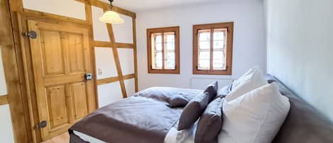 1 bedroom, desk, free WiFi, bed sheets