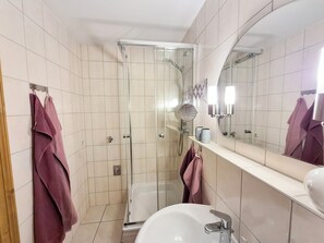 Dusche, Haartrockner, Handtücher, Seife