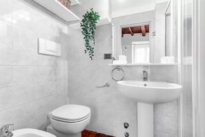 Bathroom - Vrbo Property (Milano)