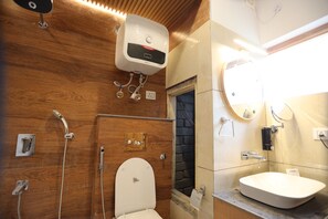 Premium Room | Bathroom | Shower, towels, soap, shampoo - The Grand View Ladakh (Leh)