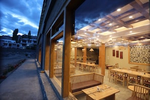 Outdoor dining - The Grand View Ladakh (Leh)