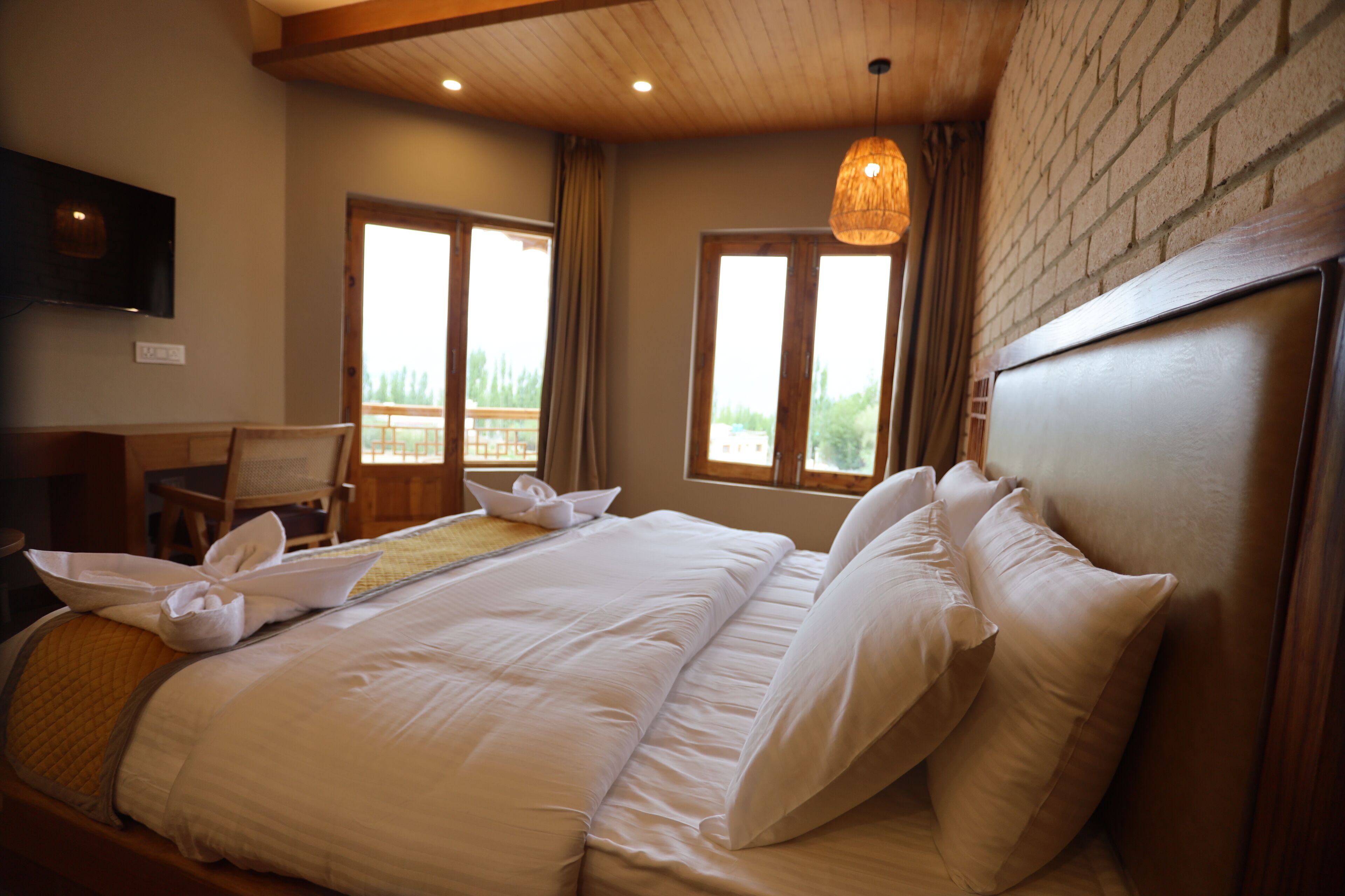 Presidential Room, Hill View | Desk, laptop workspace, free WiFi