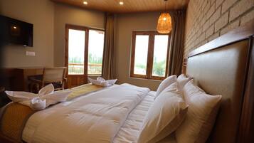 Presidential Room, Hill View | Desk, laptop workspace, free WiFi