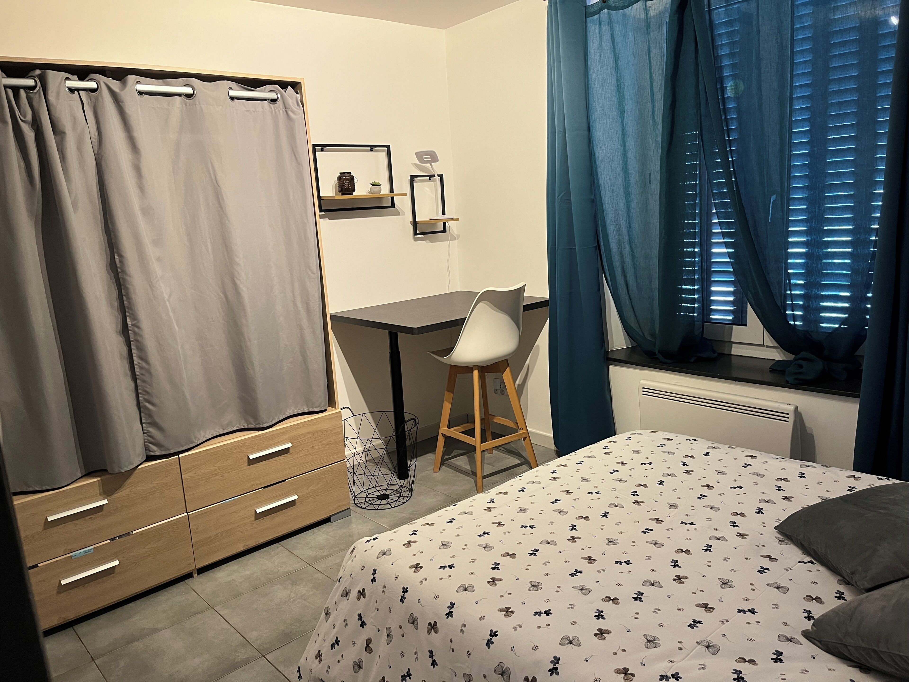 1 habitación, tabla de planchar con plancha, wifi y ropa de cama 