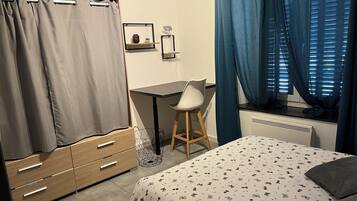 1 habitación, tabla de planchar con plancha, wifi y ropa de cama