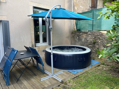 Ground-floor apartment with a hot tub