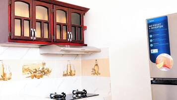 Deluxe Suite | Private kitchen | Stovetop, blender, cookware/dishes/utensils
