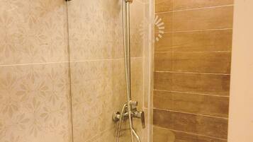 Junior Suite | Bathroom | Shower, towels, soap, toilet paper