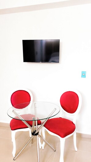 Suite Junior | Area keluarga | Smart TV 32-inci dengan saluran TV digital