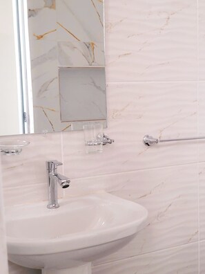 Suite Junior | Kamar mandi | Shower, handuk, sabun, dan tisu toilet